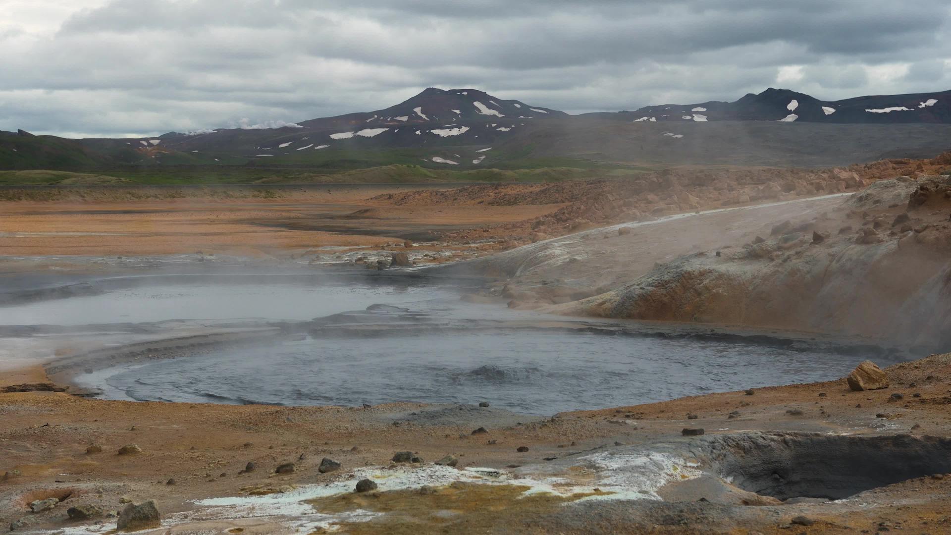 冰原Hverir地热区蒸汽和泡沫泥浆池视频的预览图