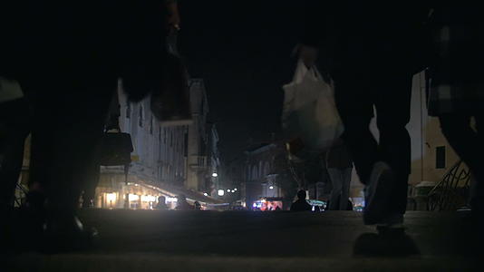 人们晚上在街上静脉走动视频的预览图