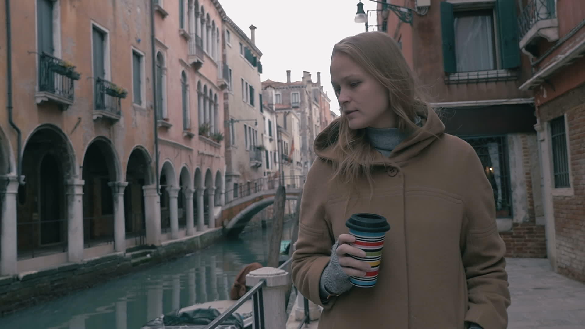 女人喝咖啡在酒里散步视频的预览图