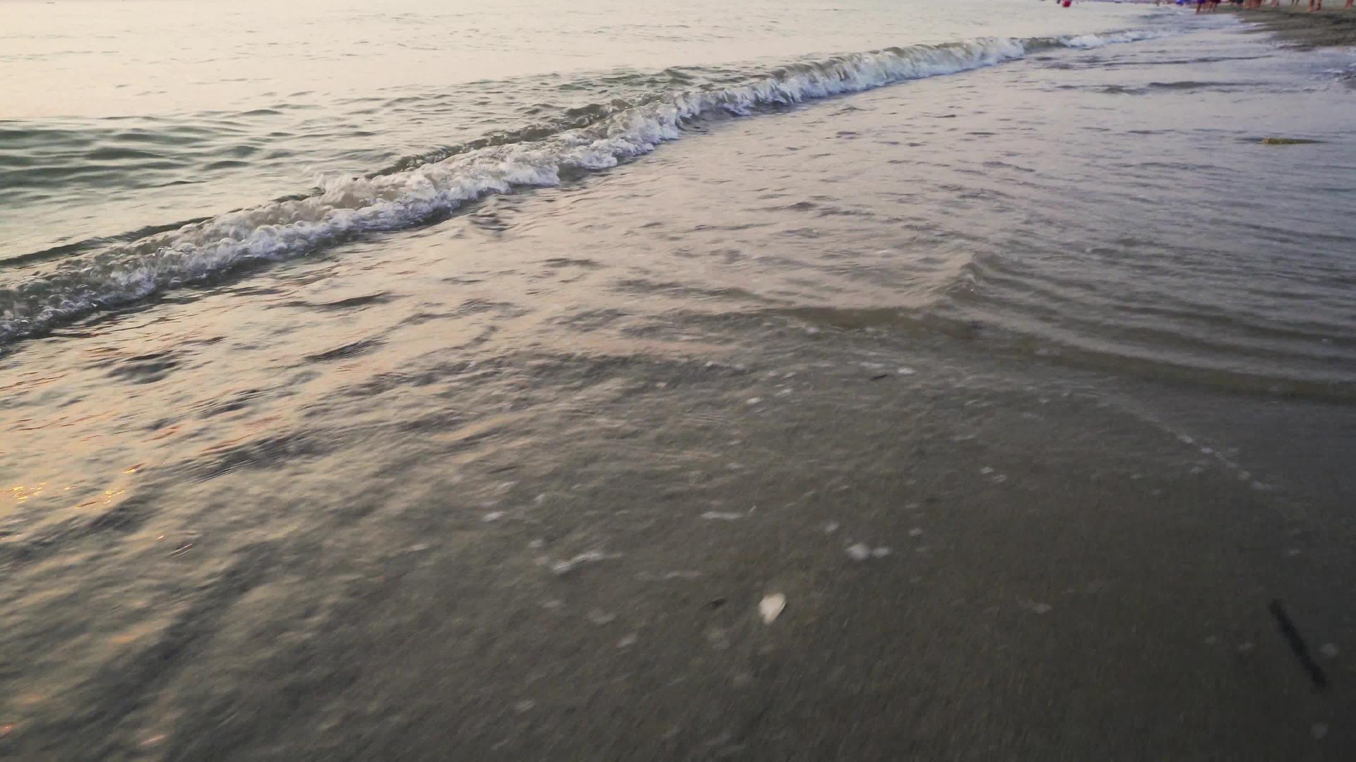 漂浮在海滩上的海浪上视频的预览图