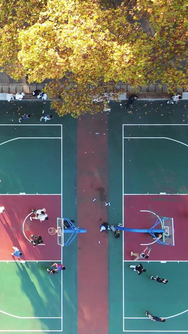 航拍城市校园篮球比赛健身体育素材视频的预览图