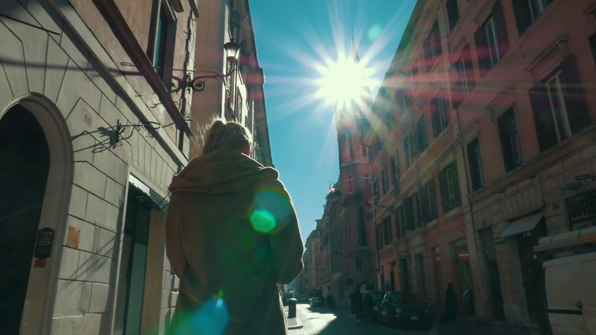 妇女沿街走在罗马的街道上视频的预览图