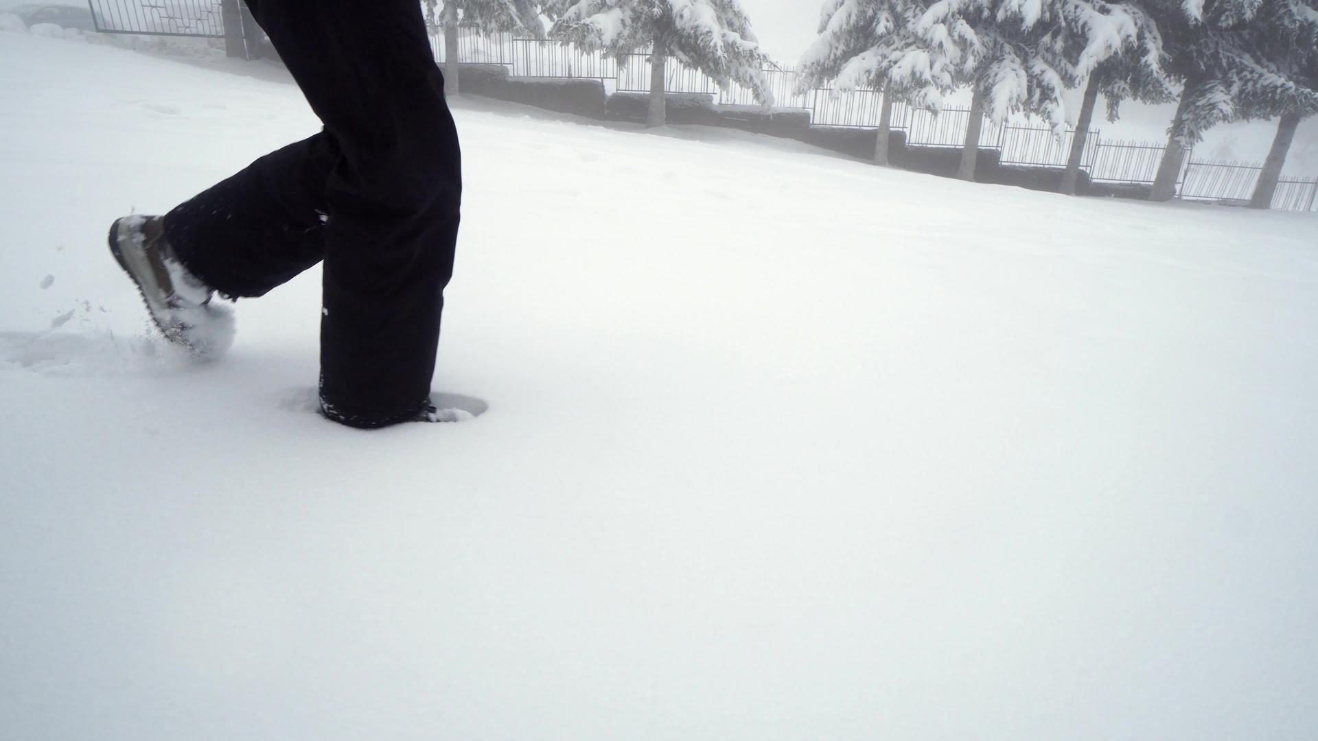 走在山上在深雪中女人的脚近在山上视频的预览图