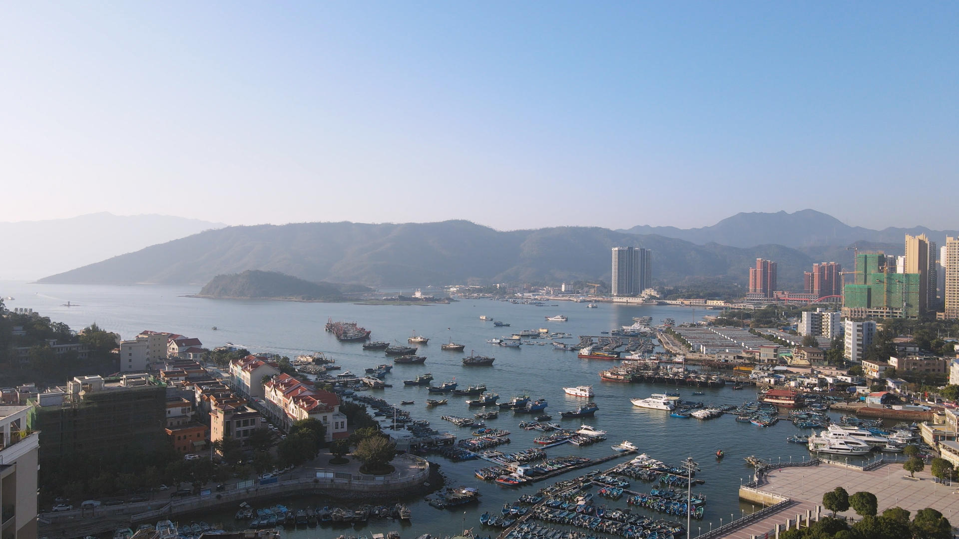 航拍海边渔村渔船自然环境风光4k海景素材视频的预览图