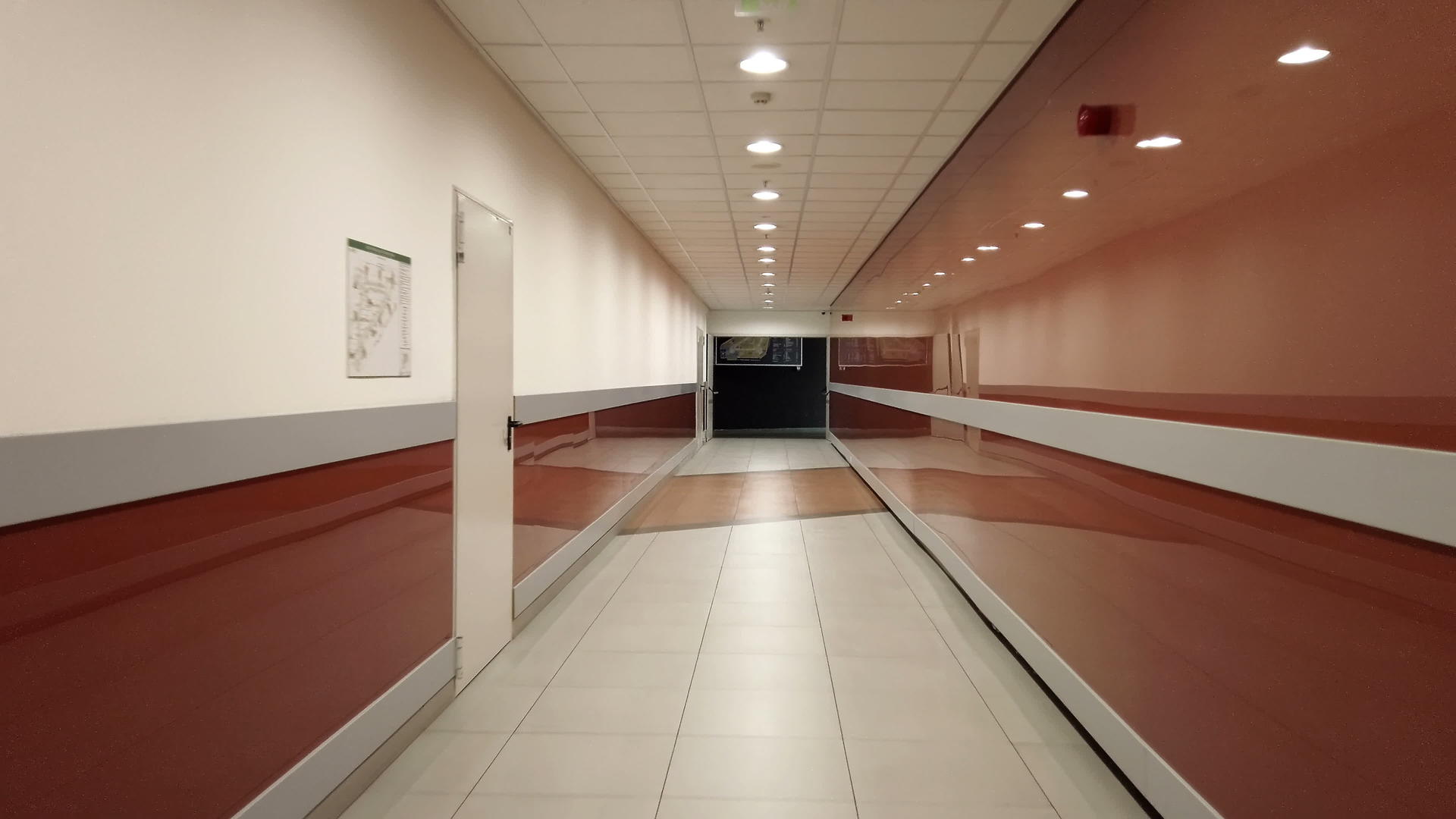 走在现代空办公室酒店的走廊上视频的预览图