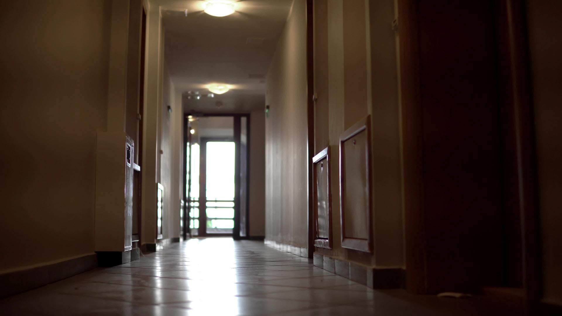 第一个视角光滑的宽角穿过住宅走廊拍摄视频的预览图