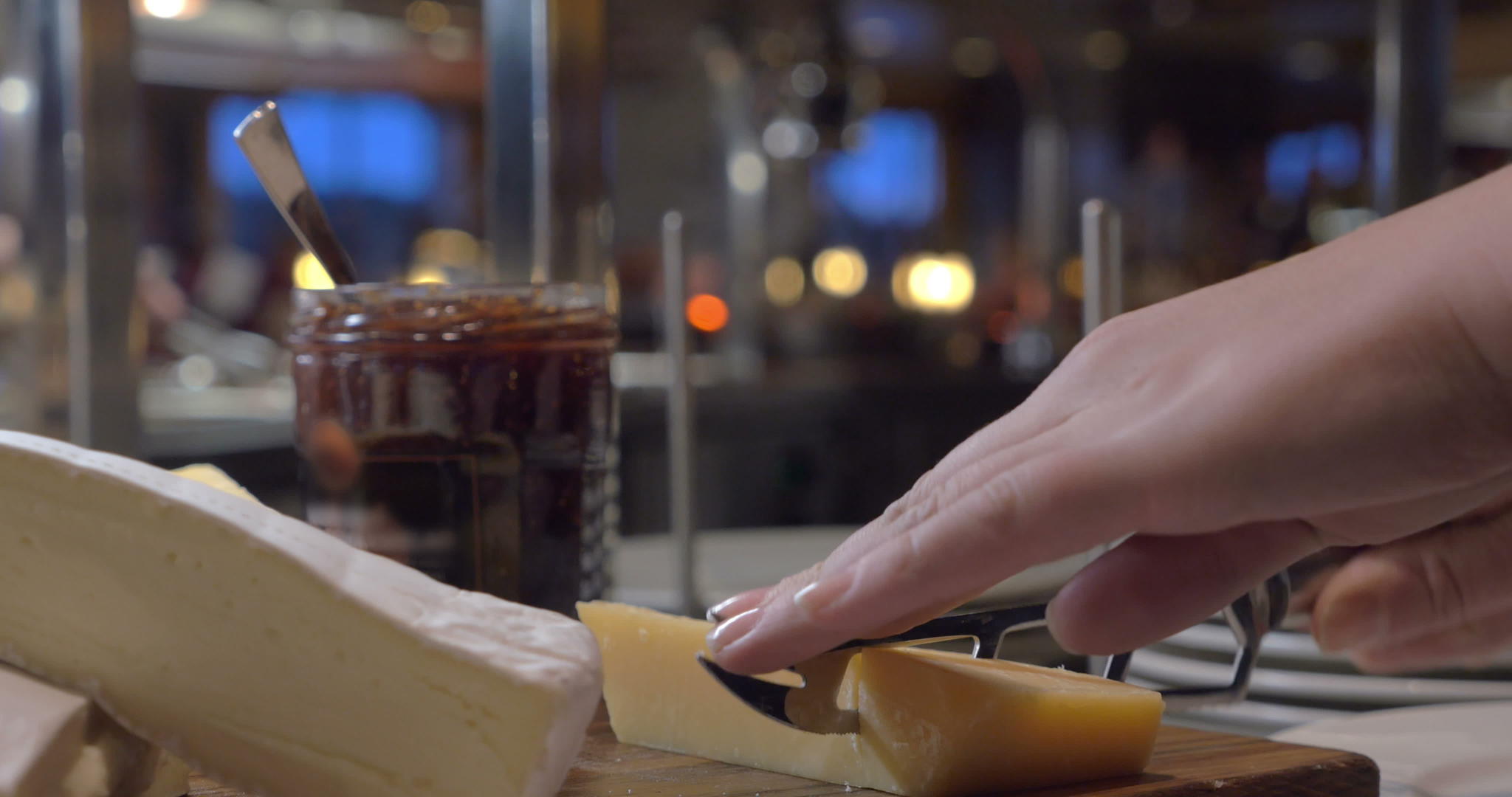 在自助餐中切奶酪视频的预览图