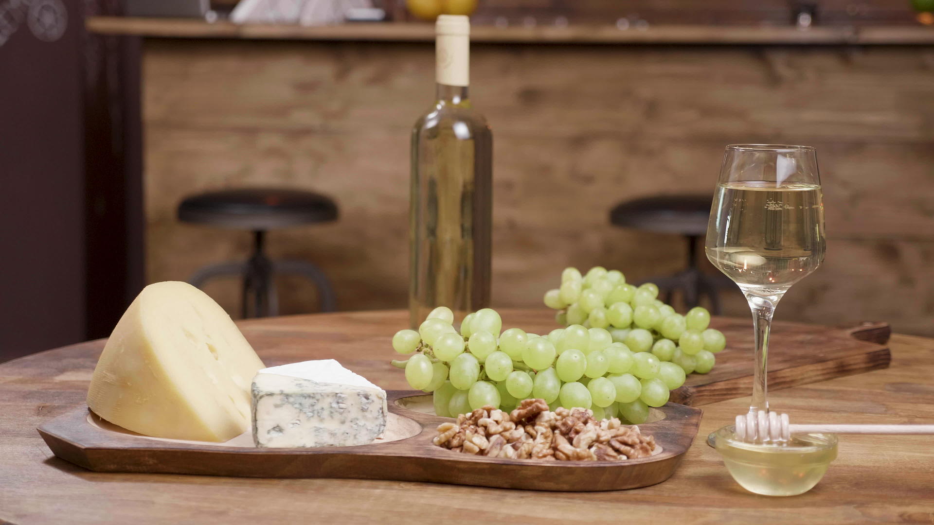 不同种类的奶酪奶酪安排在餐厅的木制餐桌上视频的预览图
