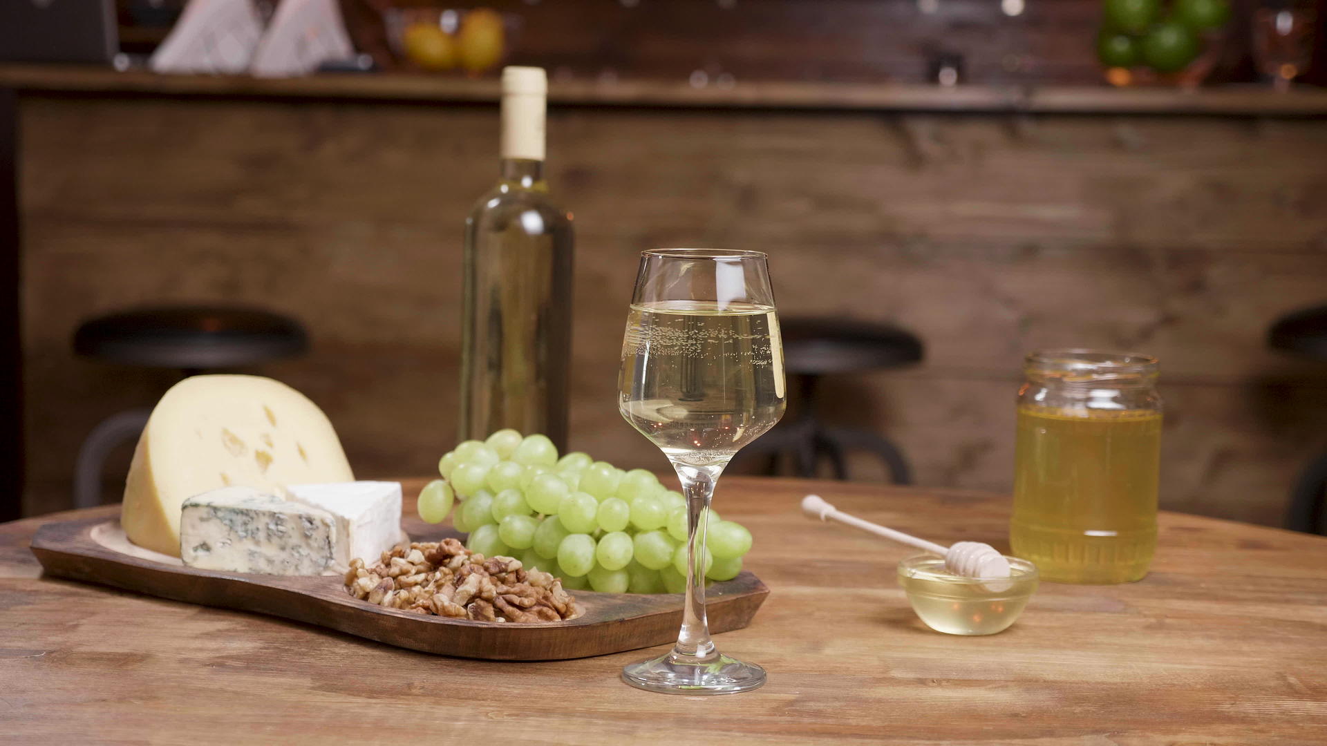一瓶酒和一杯酒加奶酪视频的预览图