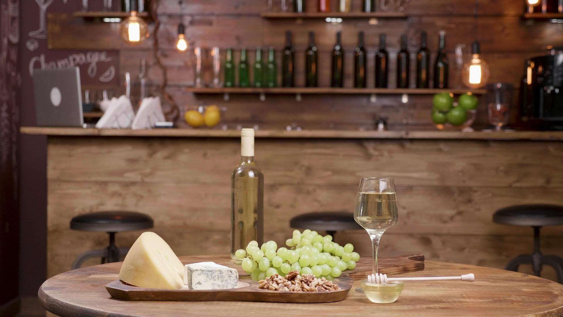 麻风片用白葡萄酒提供各种奶酪视频的预览图