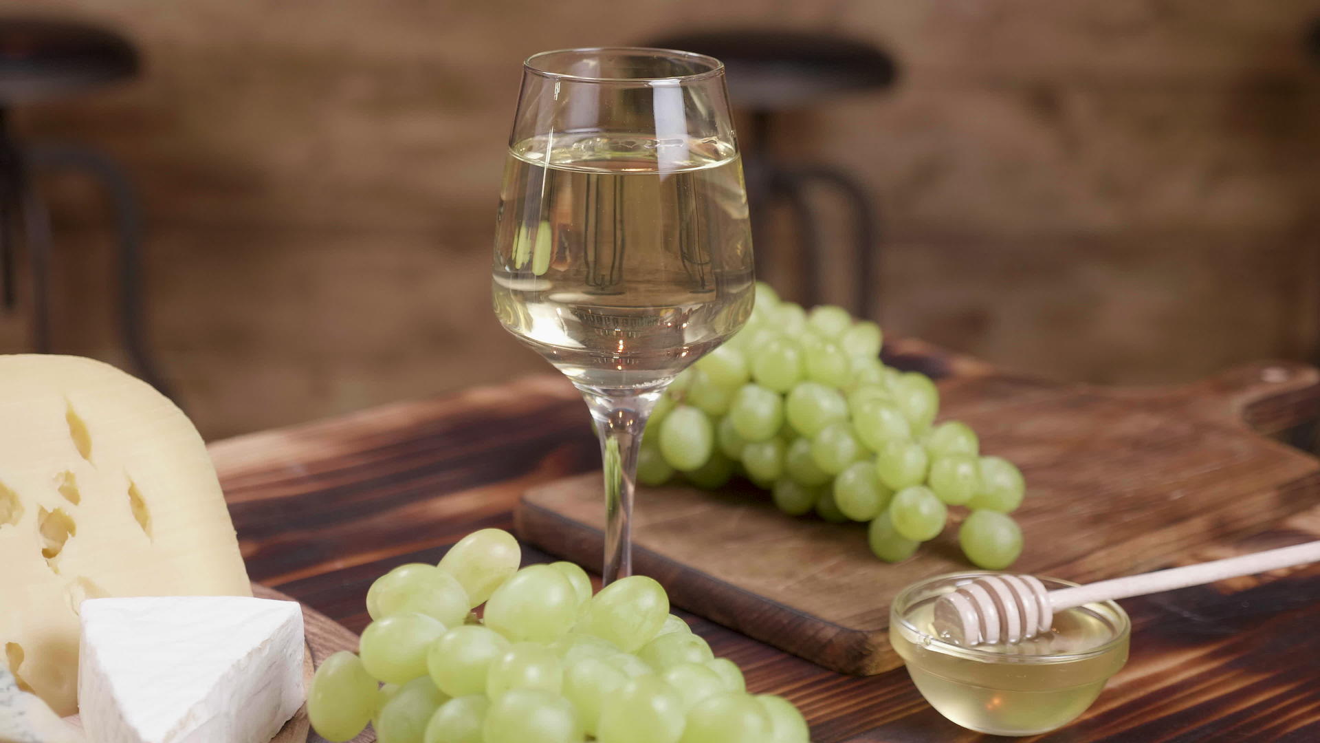 葡萄酒和开胃菜的概念视频的预览图