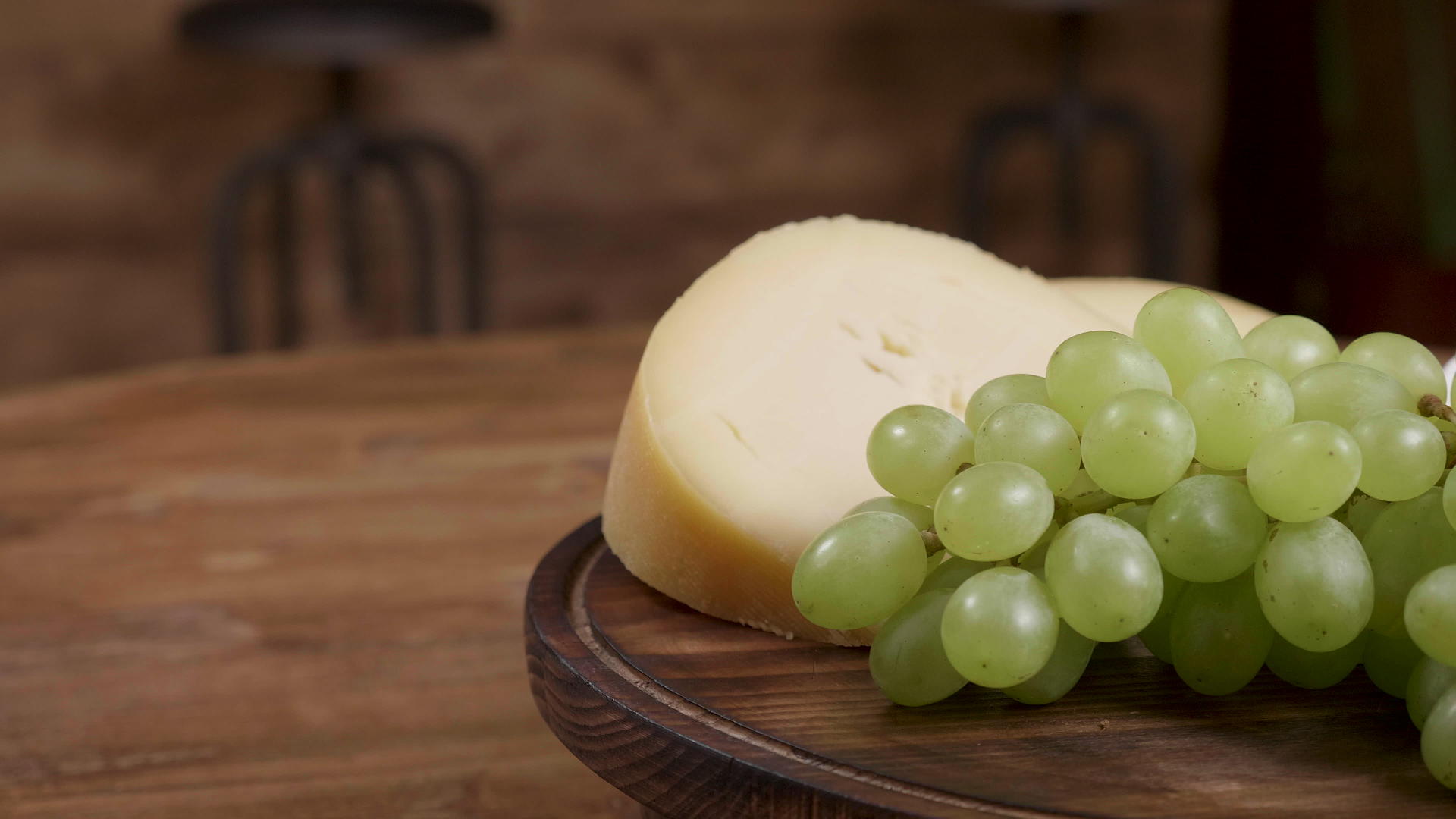 奶酪和葡萄的最低价值概念视频的预览图