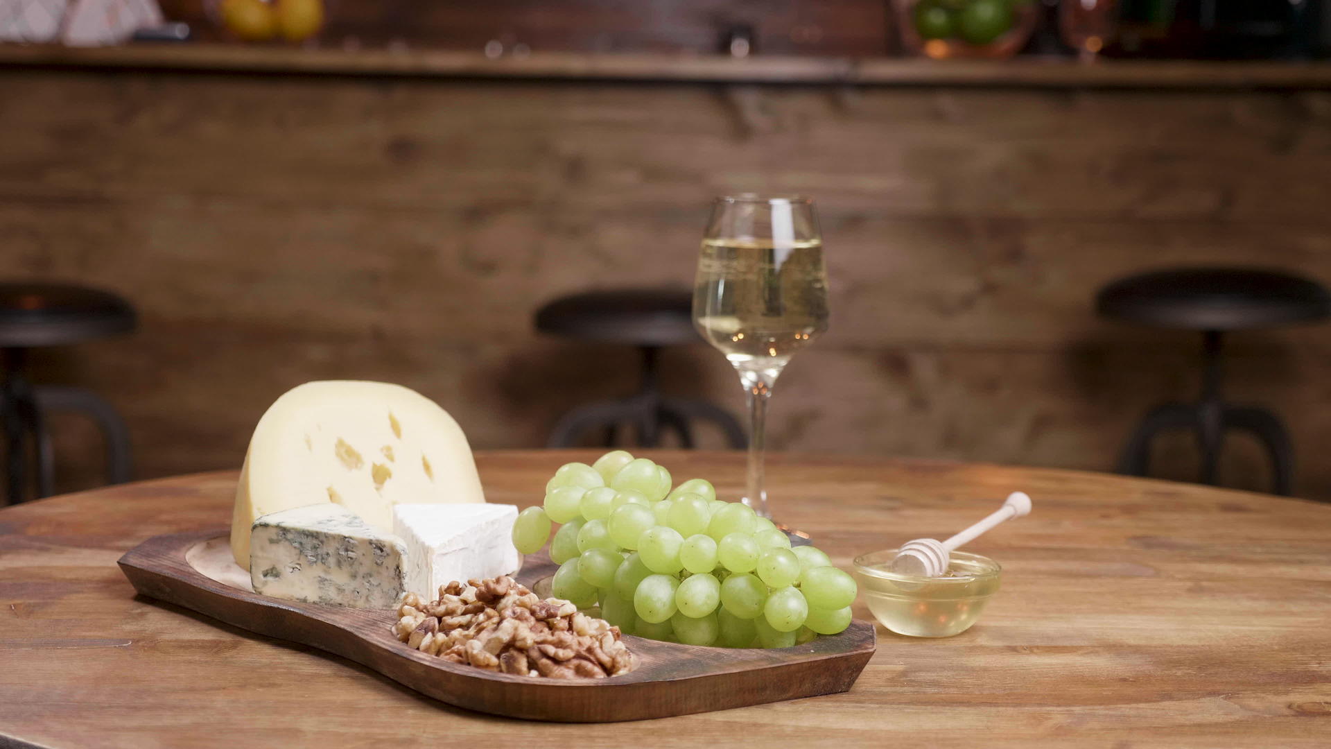 奶酪葡萄和葡萄酒的艺术食品成分视频的预览图