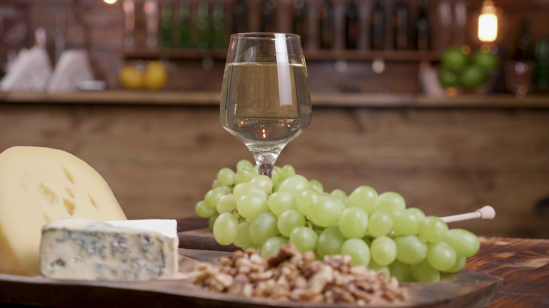 一杯白葡萄酒、葡萄和各种奶酪视频的预览图