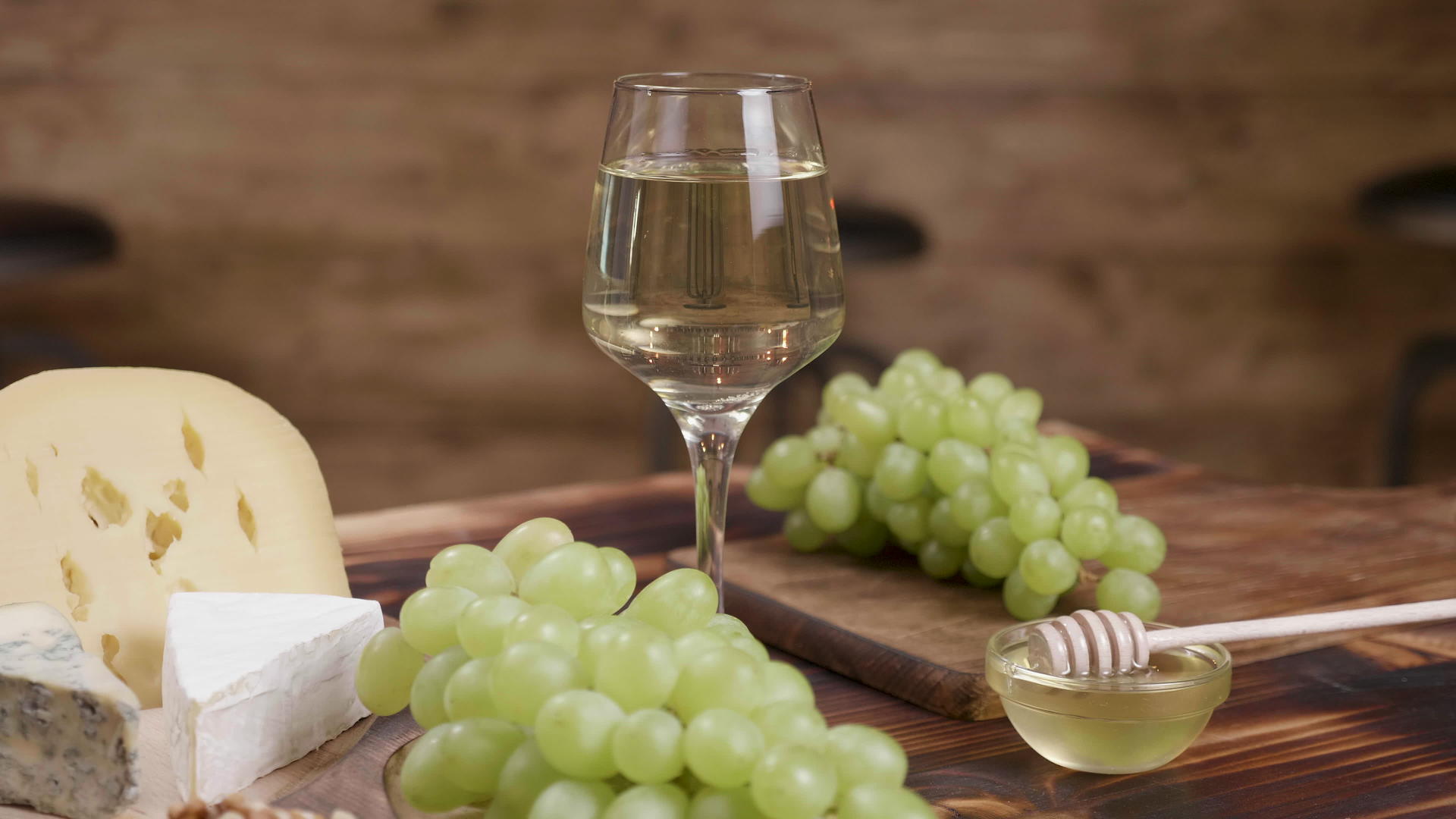 奶酪和一杯白葡萄酒混合在一起视频的预览图