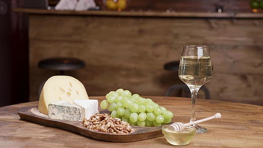 一杯白葡萄酒和奶酪开胃菜视频的预览图