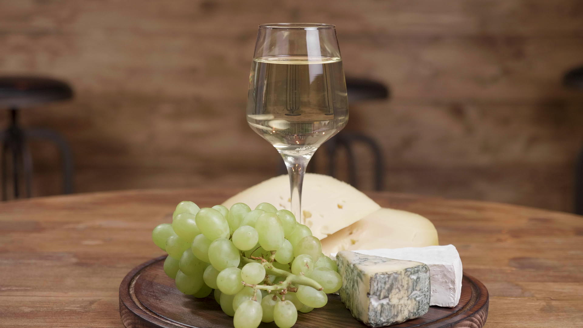 一杯美丽的葡萄酒装满了葡萄和奶酪视频的预览图
