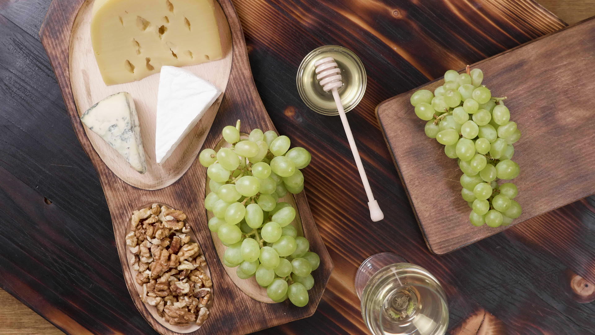 briegouda和roquefort白酒奶酪视频的预览图