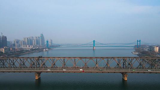 4K航拍襄阳汉江大桥和凤雏大桥交通和城市风光视频素材视频的预览图