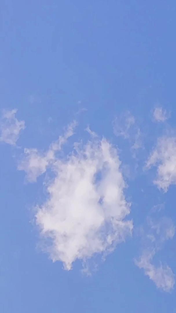 云延迟的蓝天白云绿叶移动摄影视频的预览图