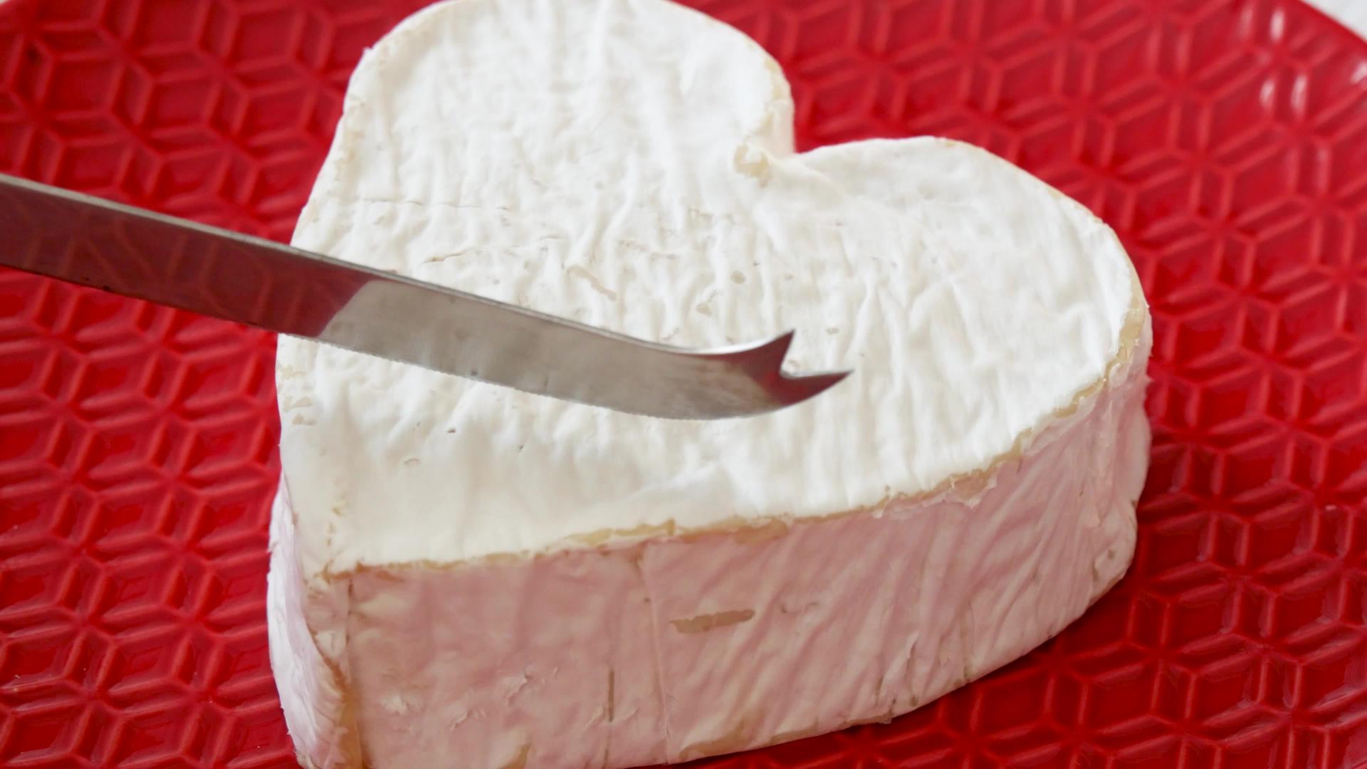 把法国奶酪切成红色视频的预览图