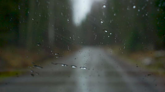 风屏上的雨滴在自闭的芬兰驾驶funland摇晃碎石路视频的预览图