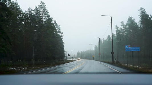 在芬兰公路工作标志仪表盘视图中驾驶视频的预览图