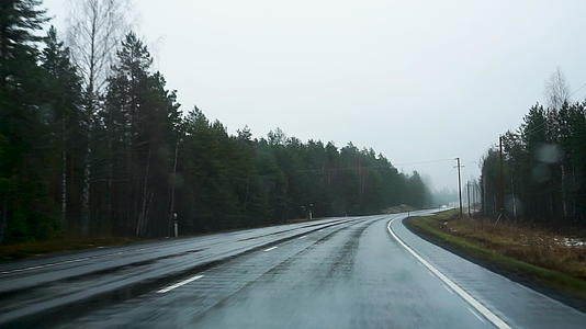 秋雨季节路上驾驶芬兰汽车挡风玻璃视图视频的预览图
