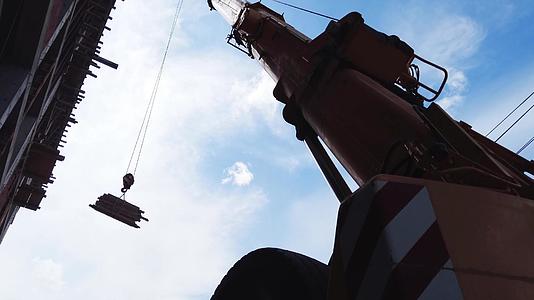 高塔起重机用于施工现场的起重和装卸工程视频的预览图