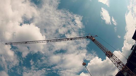 蓝天上有起重机的建筑工地视频的预览图