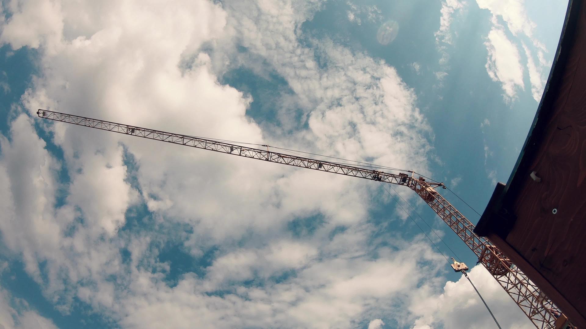 建筑工地上的起重机对抗蓝天和云彩视频的预览图
