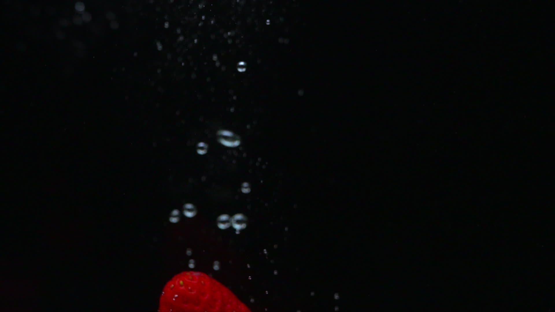 草莓漂浮在水面上视频的预览图