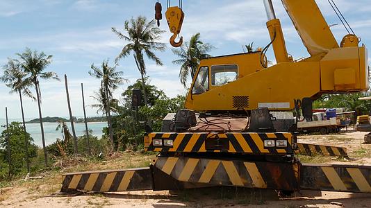 建筑机械黄色起重机在热带森林工作视频的预览图