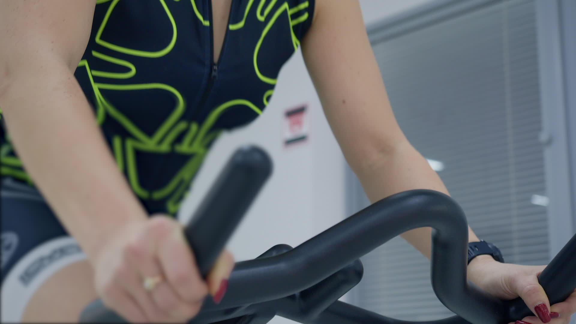 女性用静态自行车工作视频的预览图