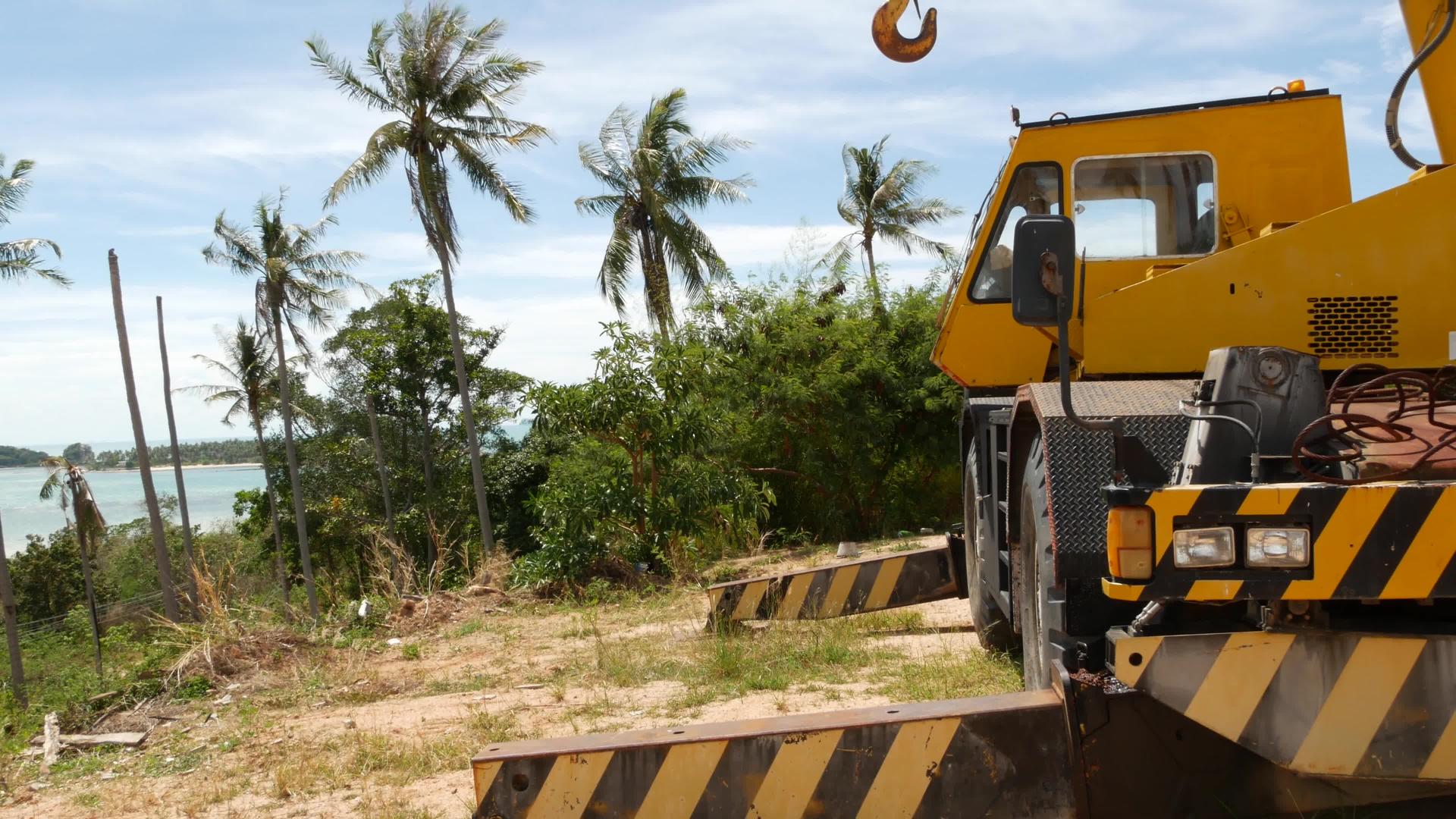 建筑机械黄色起重机在热带森林工作视频的预览图