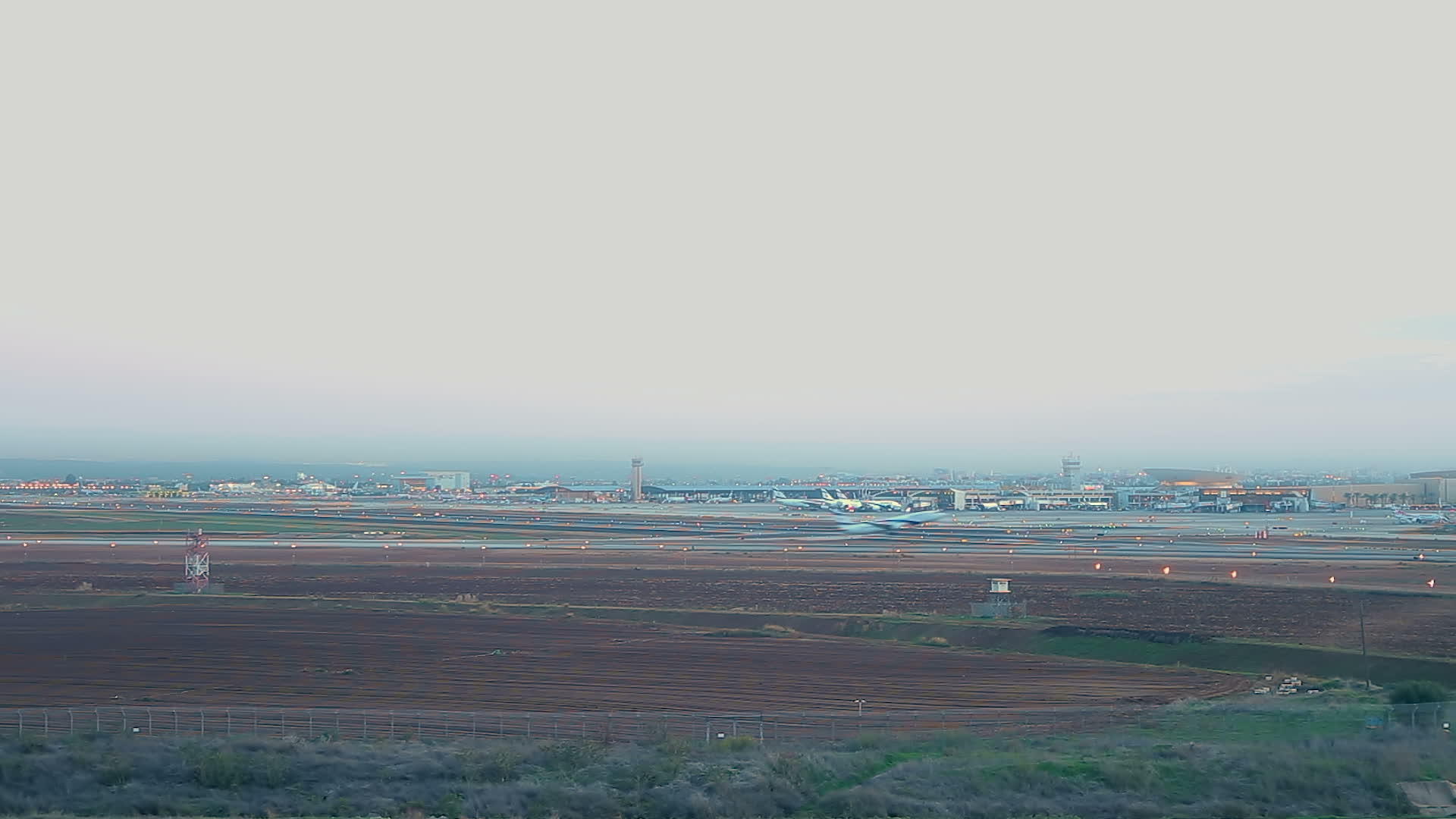 下午BenGurion下午国际机场的空中航向视频的预览图