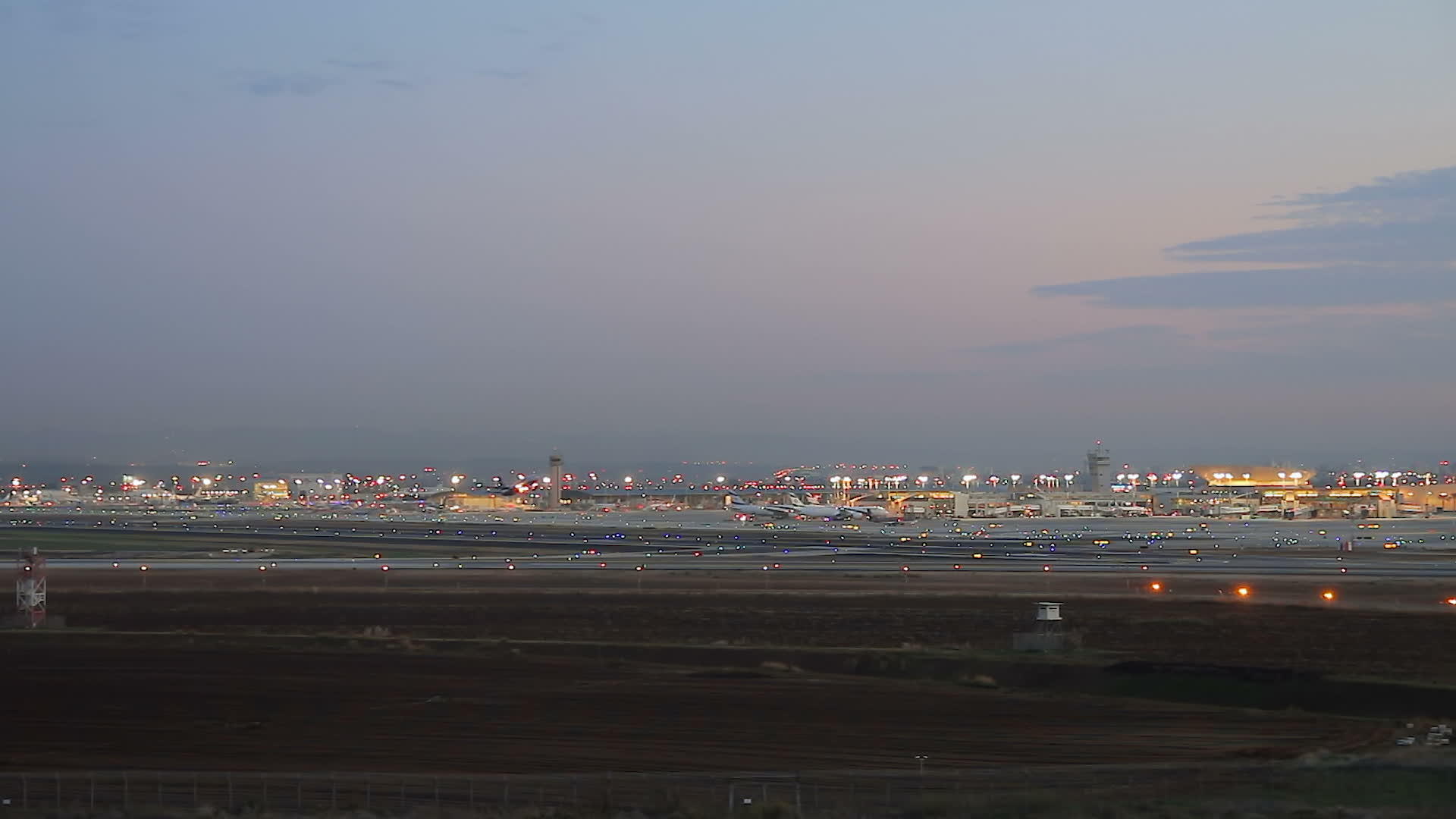 夜间BenGurion国际机场空中航向视频的预览图
