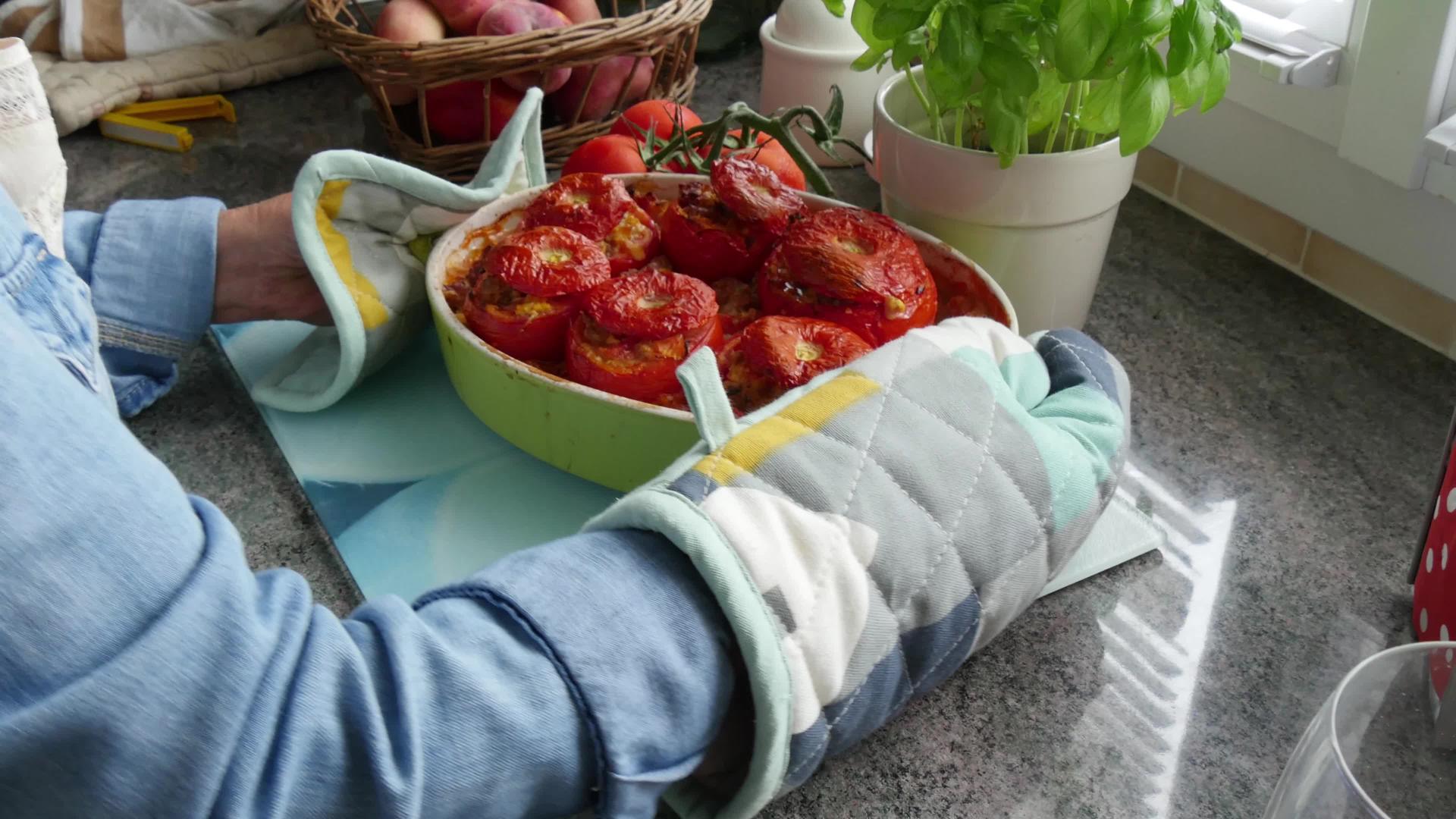 把西红柿从烤箱里塞出来视频的预览图