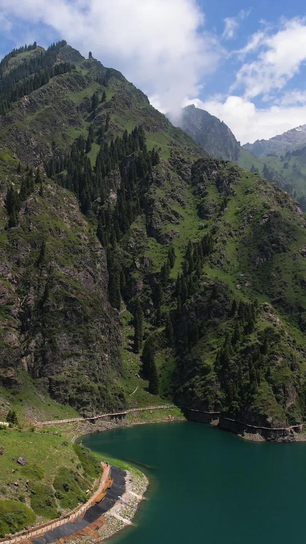 新疆天山天池景区航拍5A大天池和山脉视频延续视频的预览图