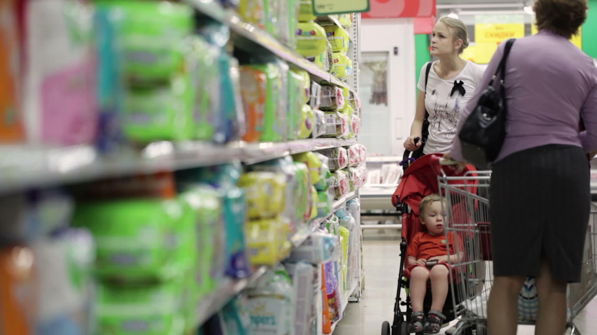 超市里的母亲和儿子视频的预览图