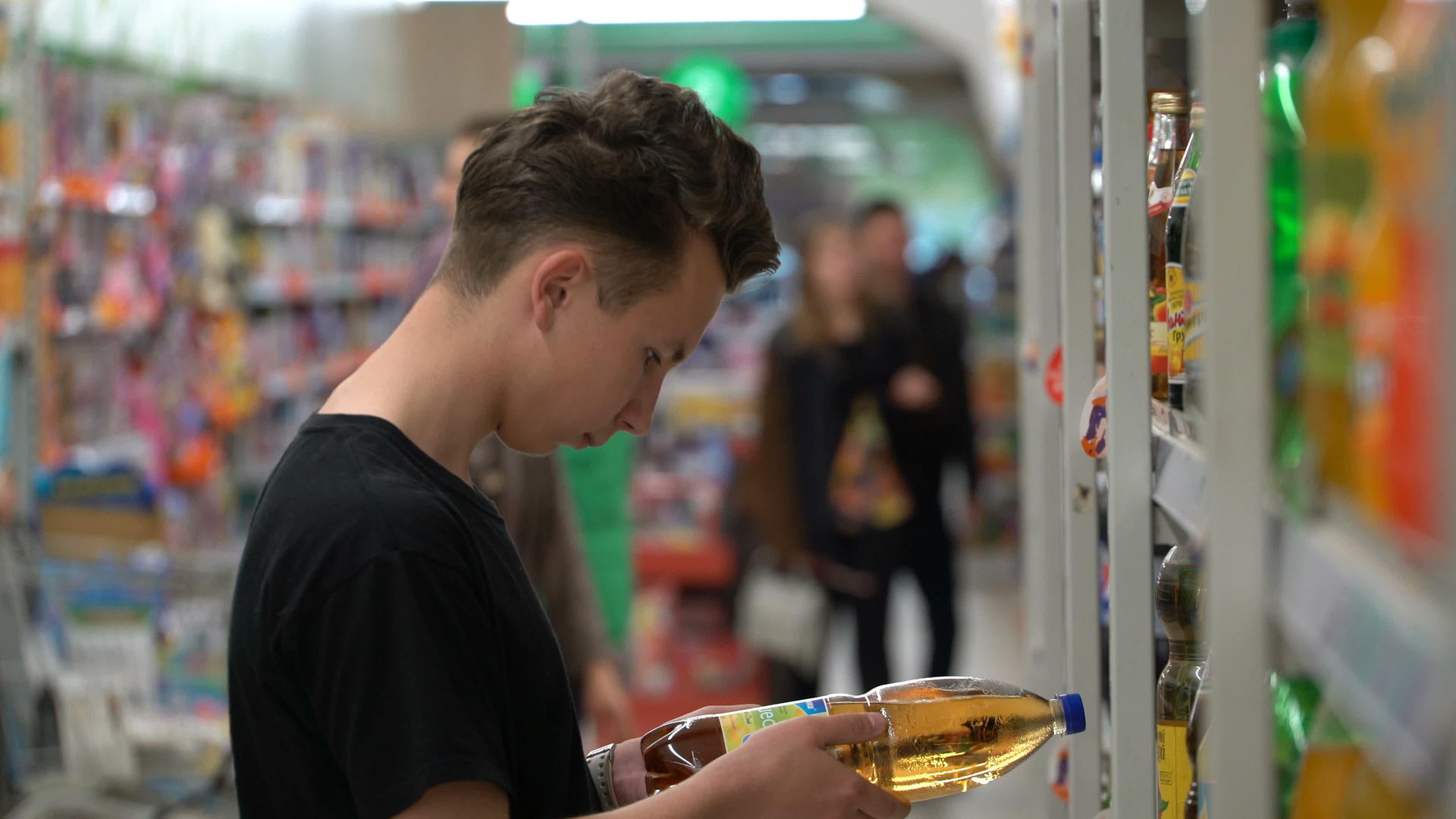 一个年轻人在超市买柠檬水视频的预览图