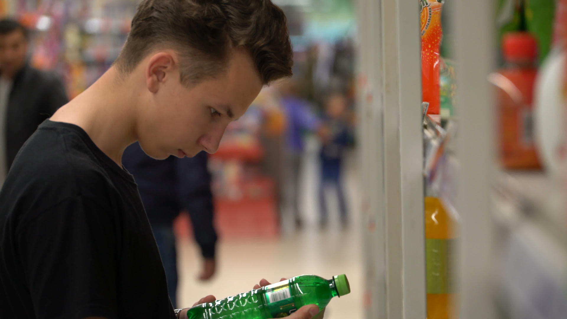 一个年轻人在超市买柠檬水视频的预览图