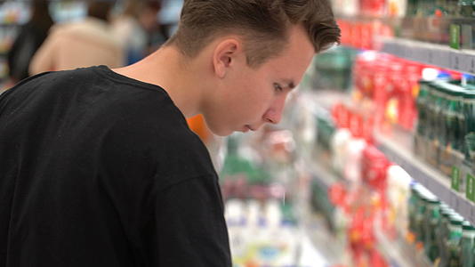 一个年轻人在超市买酸奶视频的预览图