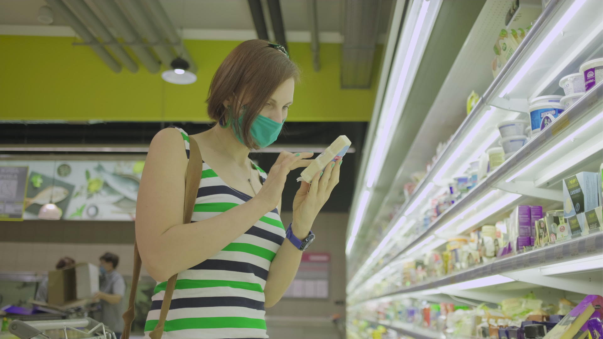 30多岁的女性戴着防护面具寻找杂货戴着面具视频的预览图