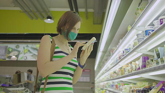 30多岁的女性戴着防护面具寻找杂货戴着面具视频的预览图