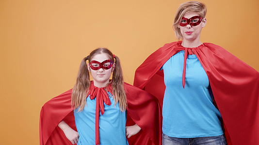 女孩和女人穿着超级英雄服装视频的预览图
