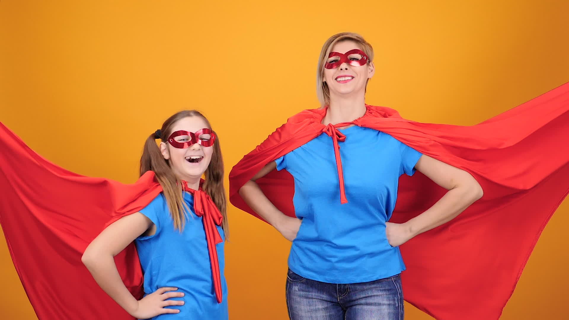 超级英雄妈妈和女儿的消沉和慢动作视频的预览图