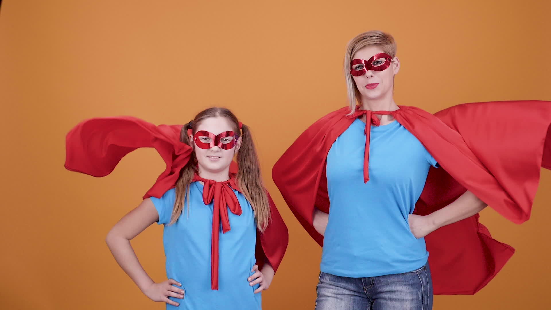 骄傲的母亲和年轻的女儿想象自己是超级超级英雄视频的预览图