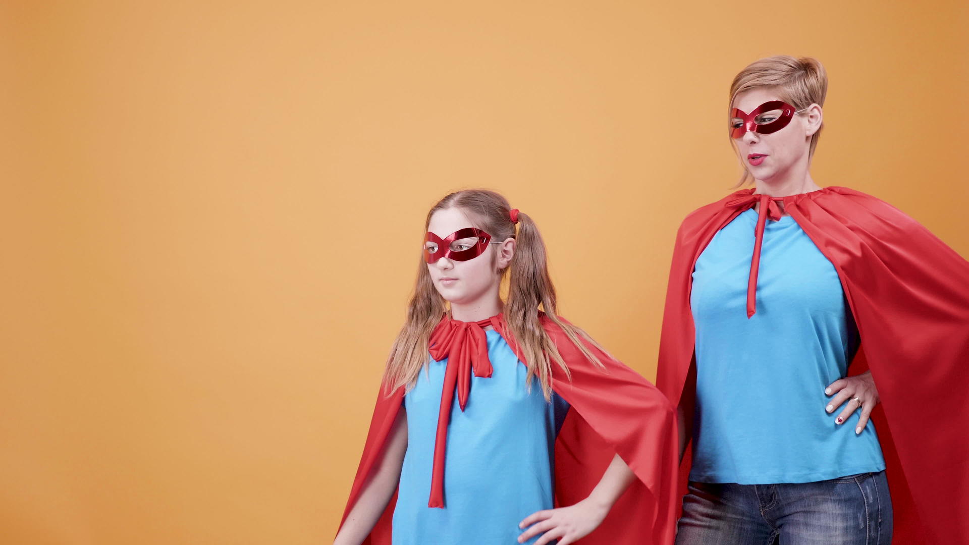 超级妈妈和女儿打扮成超级超级英雄玩超级超级英雄视频的预览图