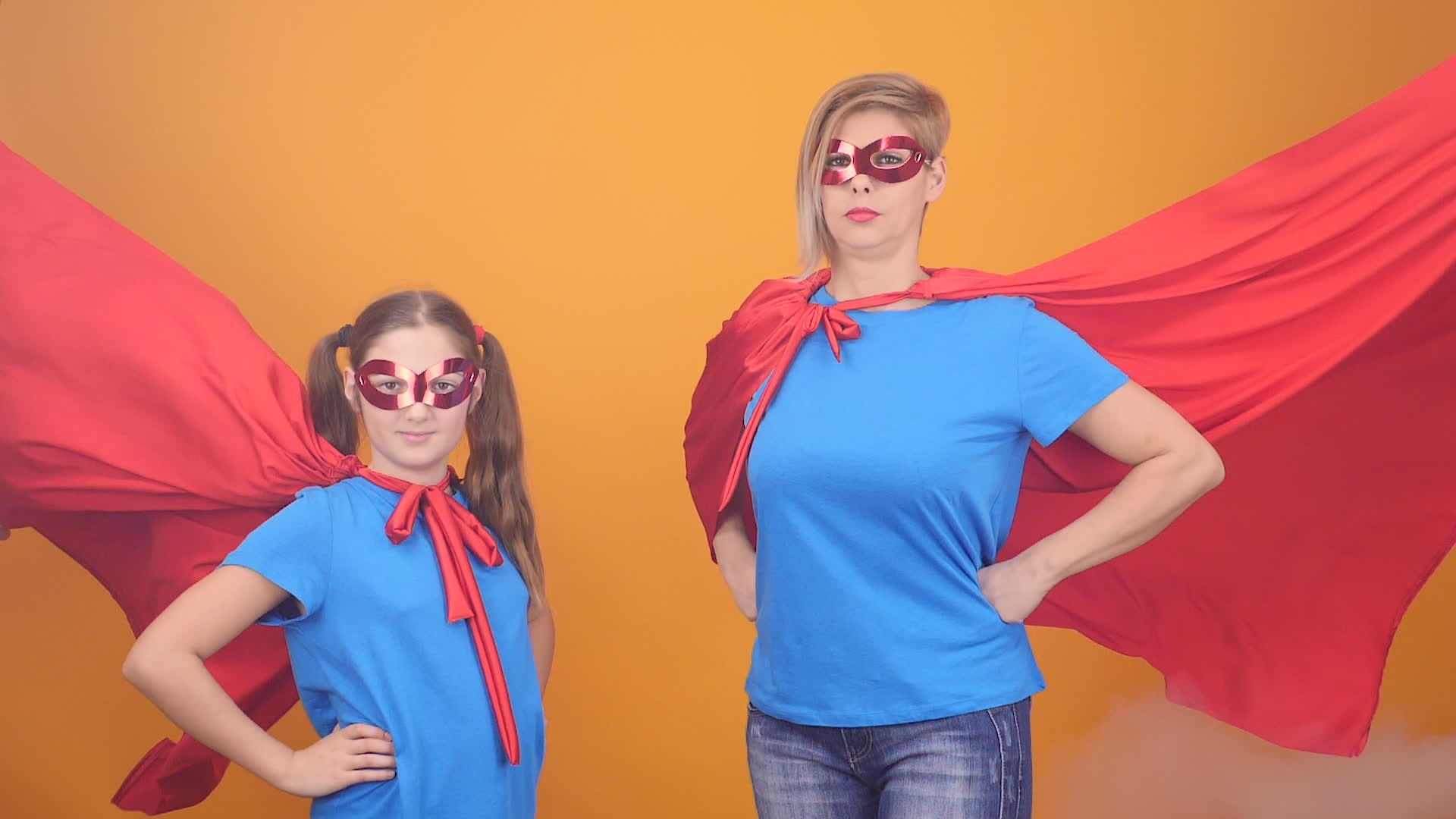 母亲和女儿扮演超级超级英雄视频的预览图